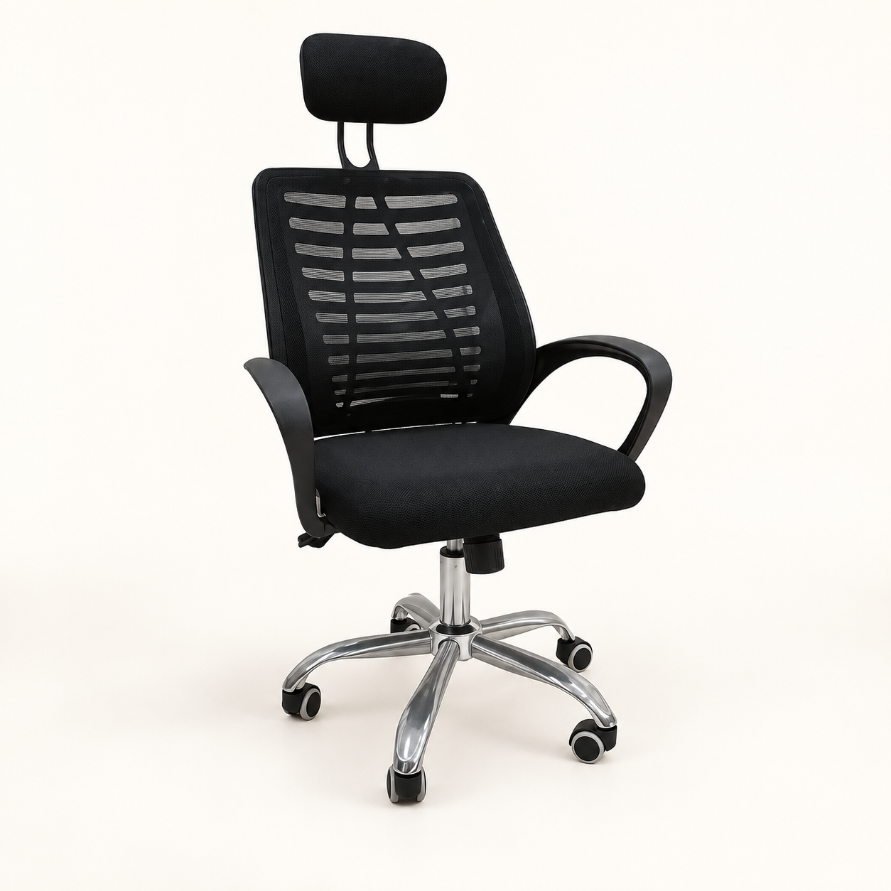Kursi kantor 777 hitam dengan headrest dan kaki chrome beroda