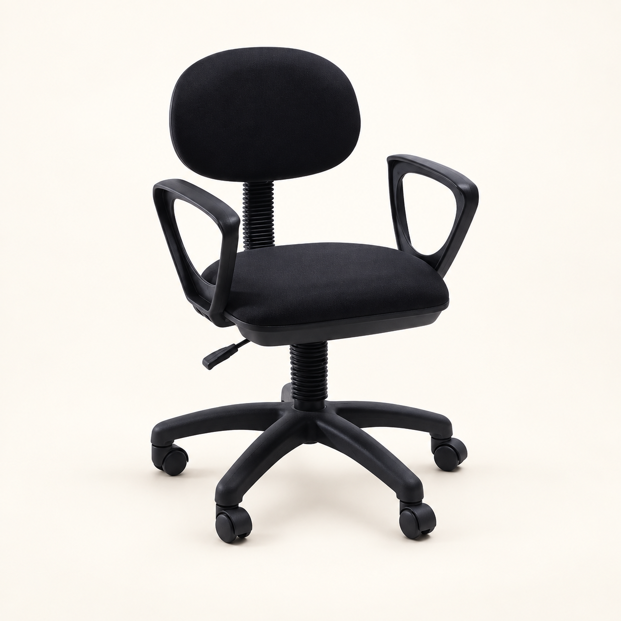 Kursi kantor STC With Arm hitam dengan sandaran tangan dan kaki beroda